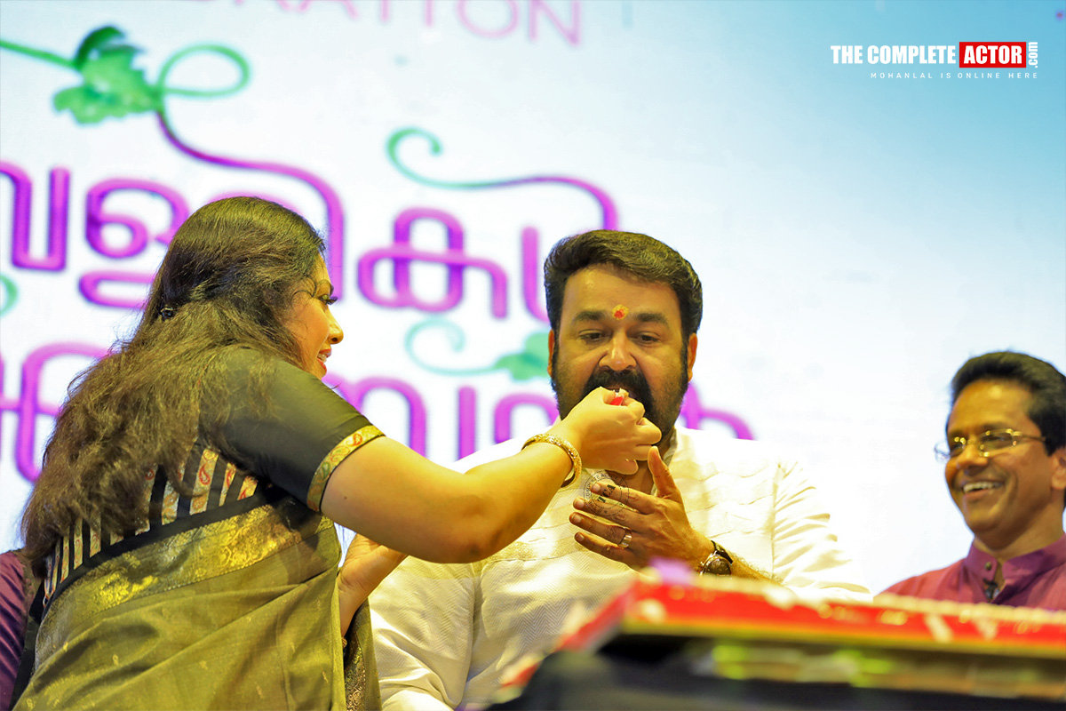 Munthirivallikal Thalirkkumbol